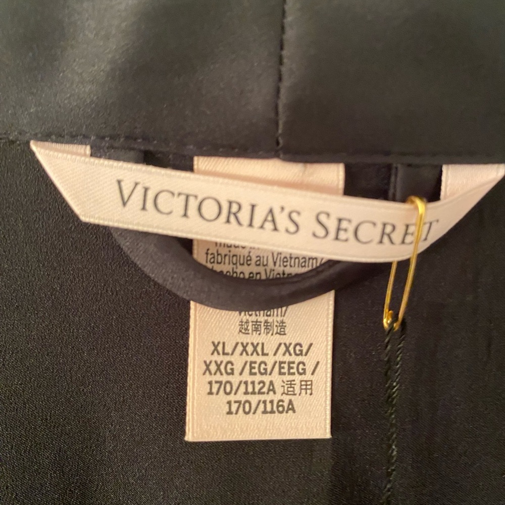 Victoria’s Secret Fashion Show Robe size xl/xxl - Picture 8 of 9
